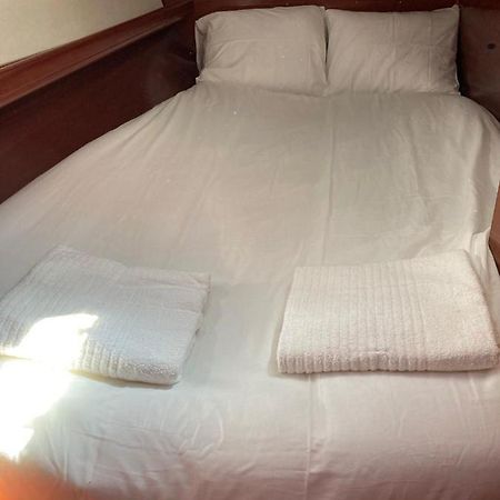 Sea Bloom - Sleep & Sail In Tejo Hotell Lisboa Eksteriør bilde