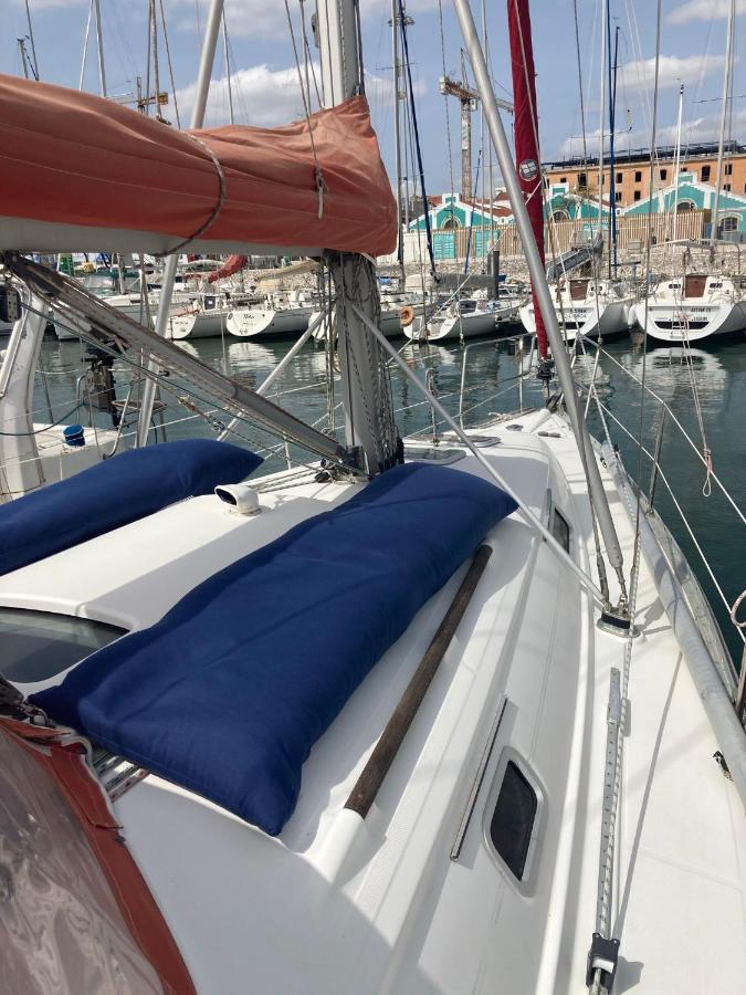 Sea Bloom - Sleep & Sail In Tejo Hotell Lisboa Eksteriør bilde