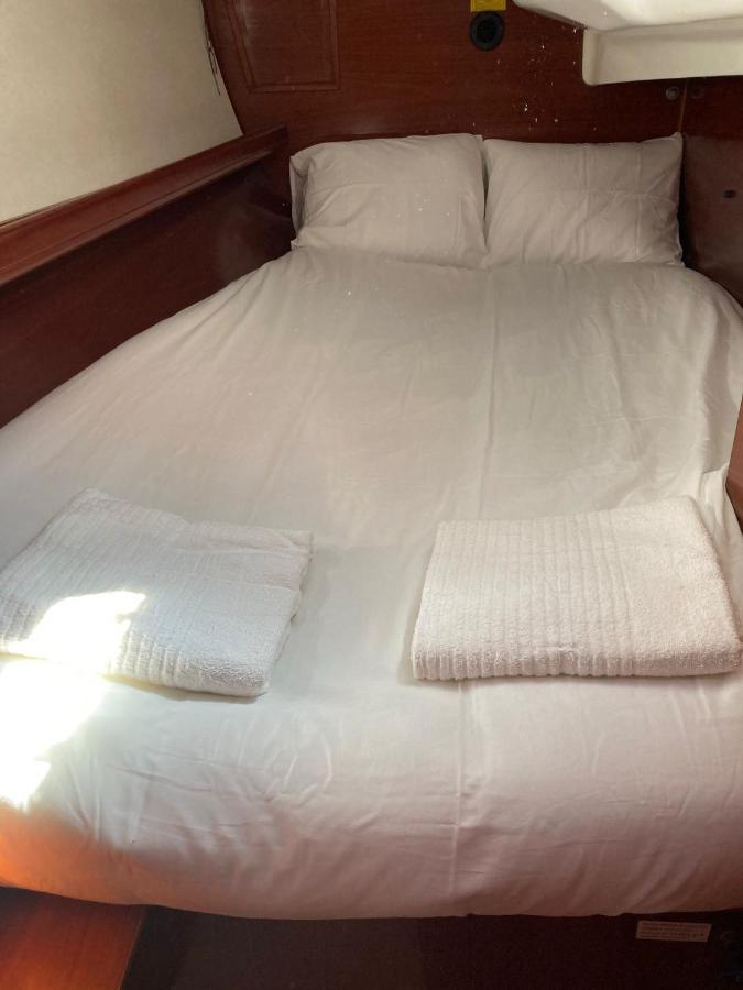 Sea Bloom - Sleep & Sail In Tejo Hotell Lisboa Eksteriør bilde